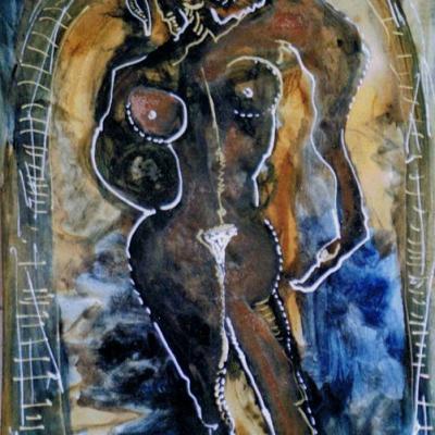 Femme à l'entrée de la maison